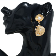 Load image into Gallery viewer, Shell Pearl Earrings
