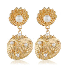 Load image into Gallery viewer, Shell Pearl Earrings
